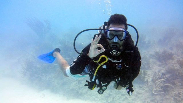 Scuba Diving Hand Signals & Underwater Communication - Social Diving